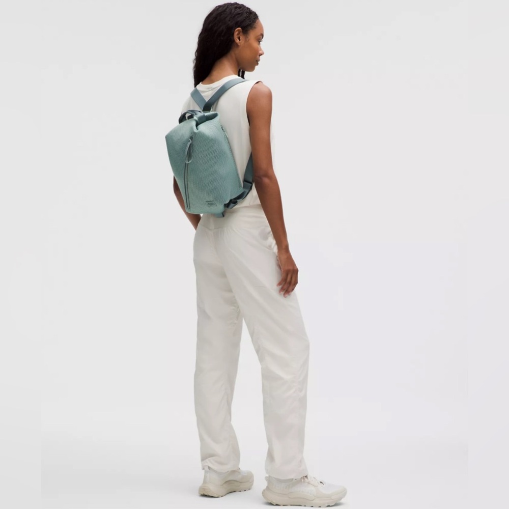 🍋LULULEMON Fast Track Bag 8L
Knit Mesh Color Crater Blue